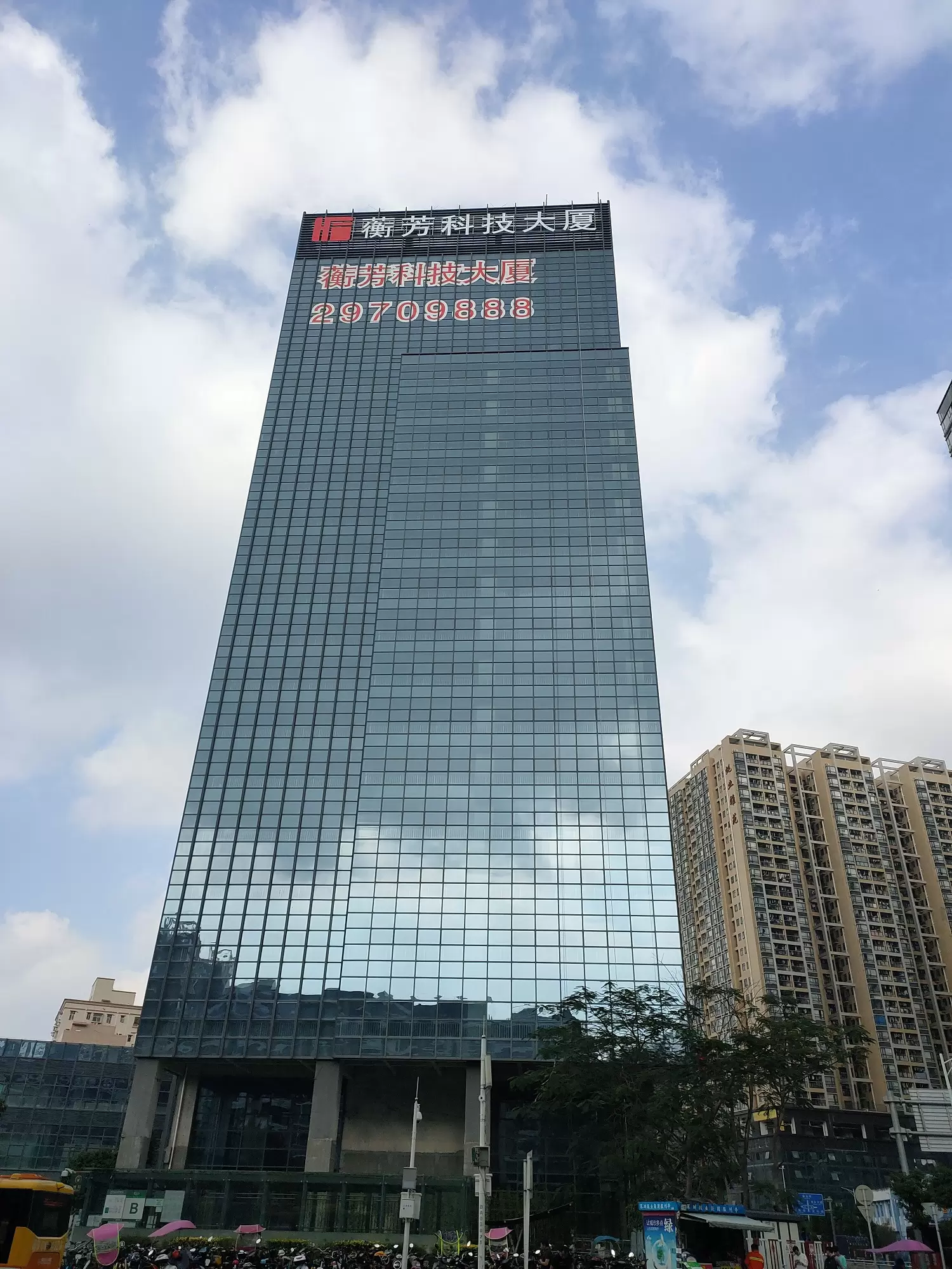 点亮品牌辉煌：企业应用楼体发光字的巨大优势！