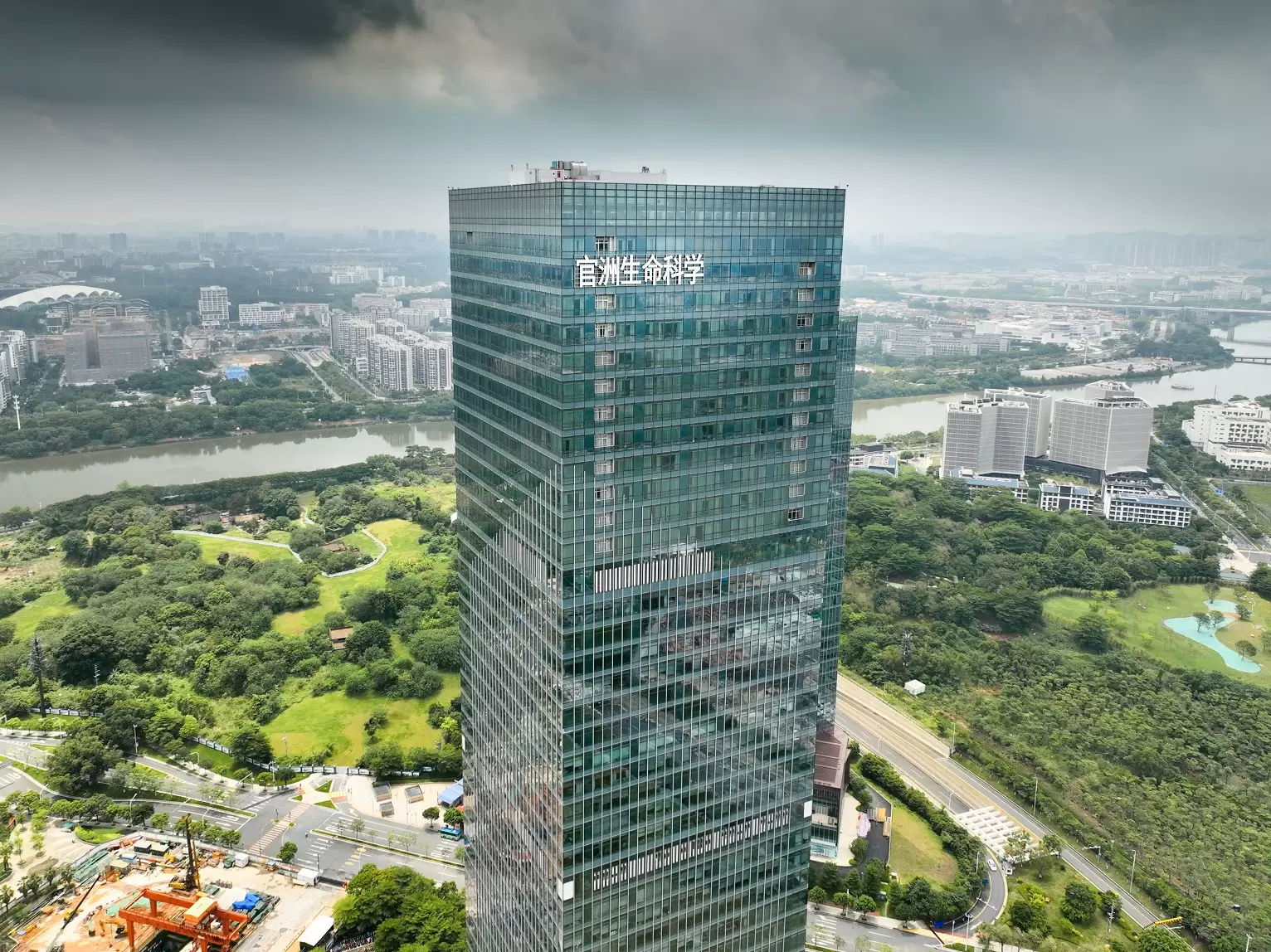 炫酷夜景：楼体发光字打造城市新名片