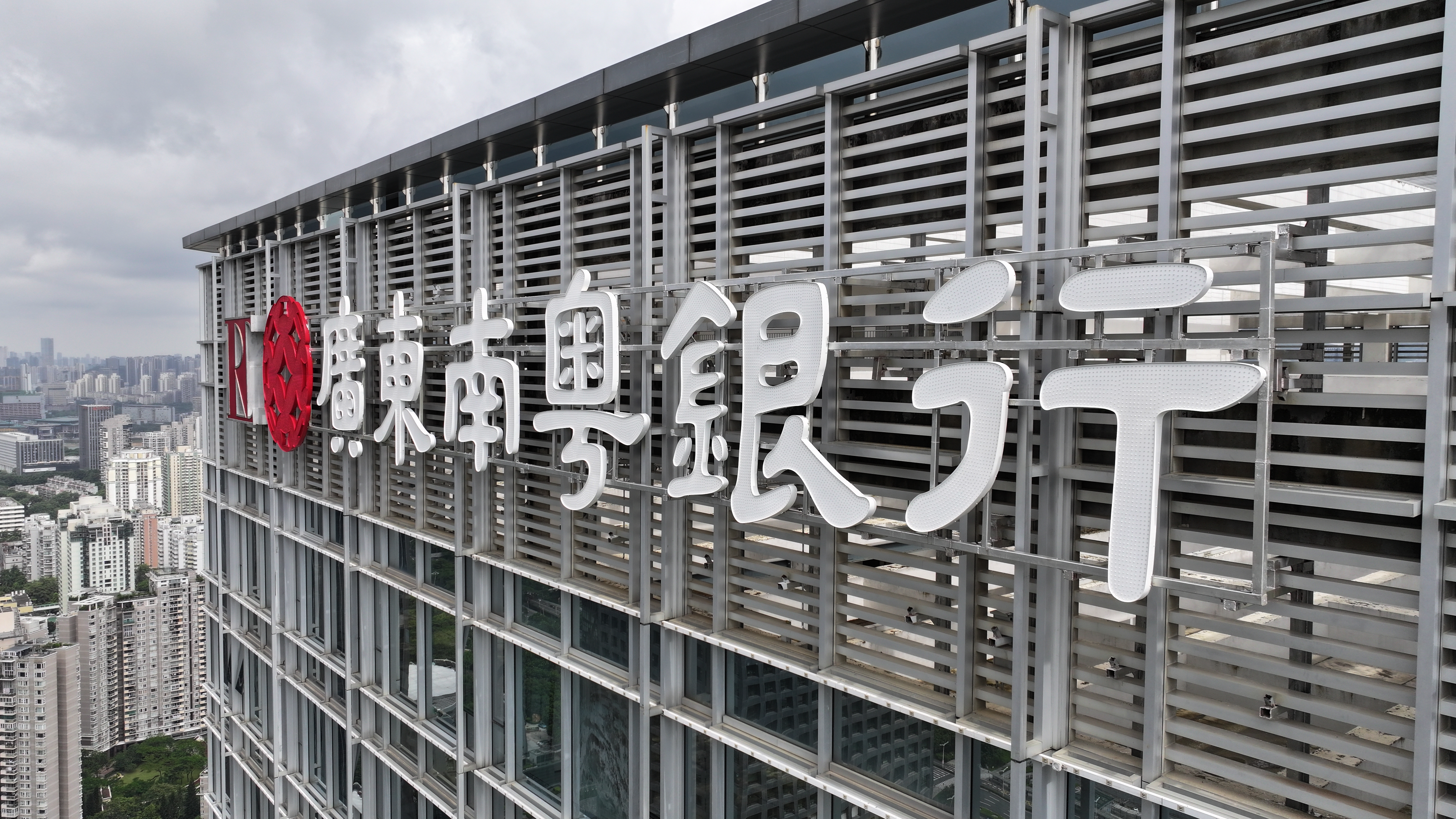 幕墙发光是什么颜色效果最好？