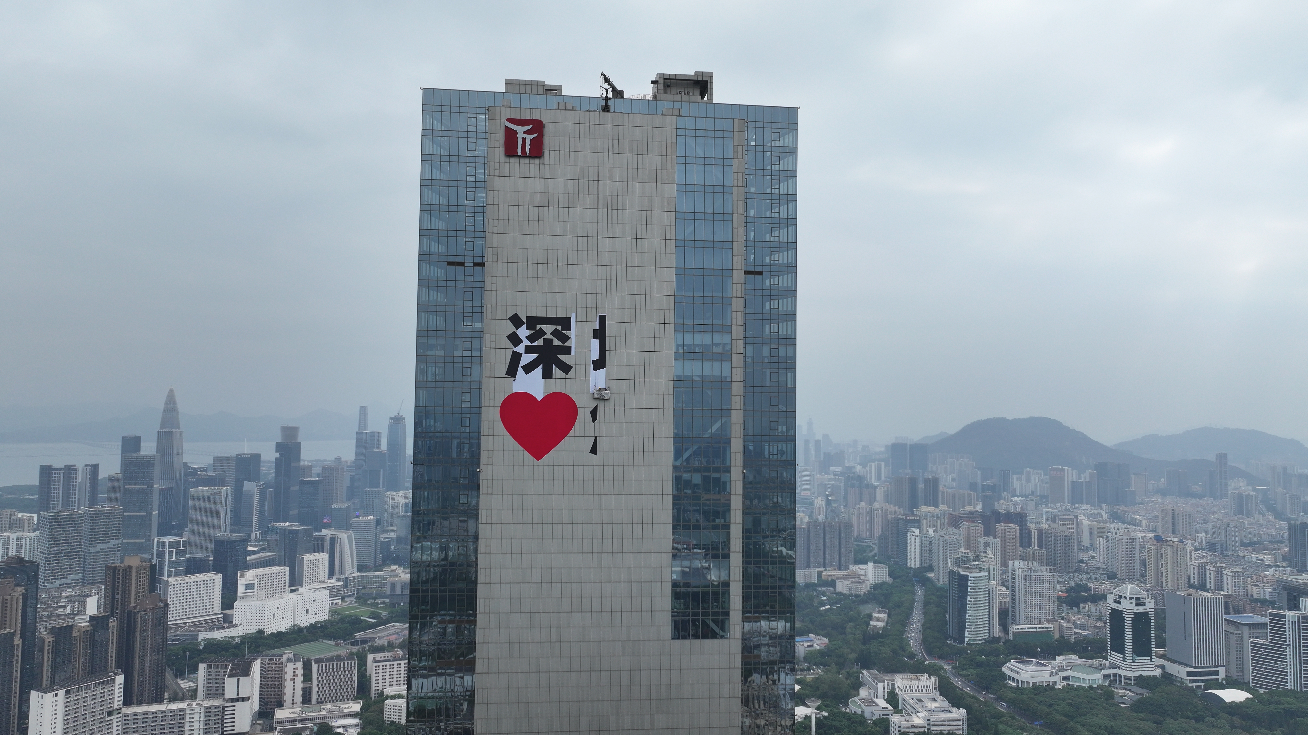 旧发光字频繁坏灯故障_深圳旧标识检修改造_亮彩广告排查火灾隐患