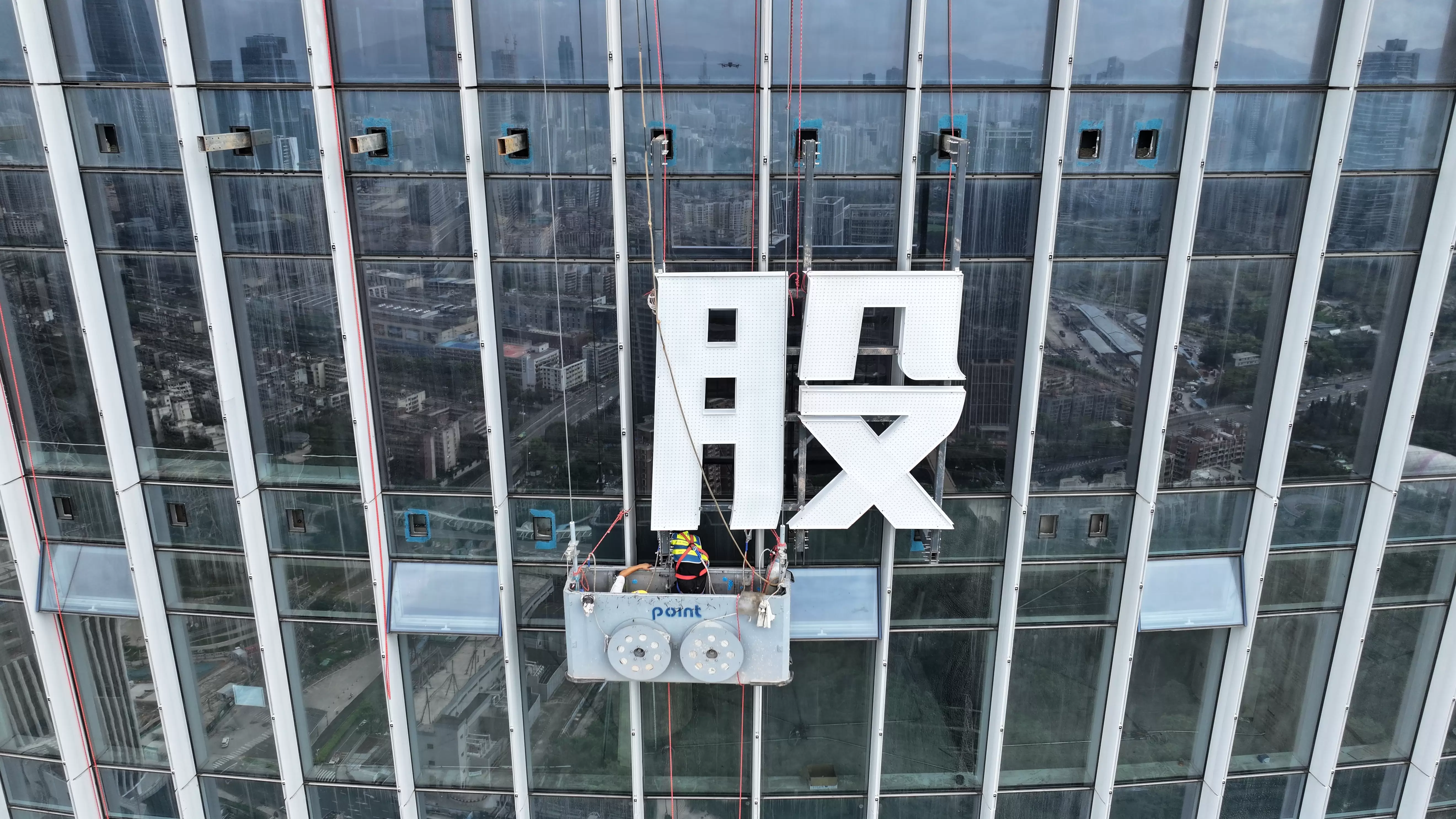 为什么发光字用几年就发黄、变暗、透光不均