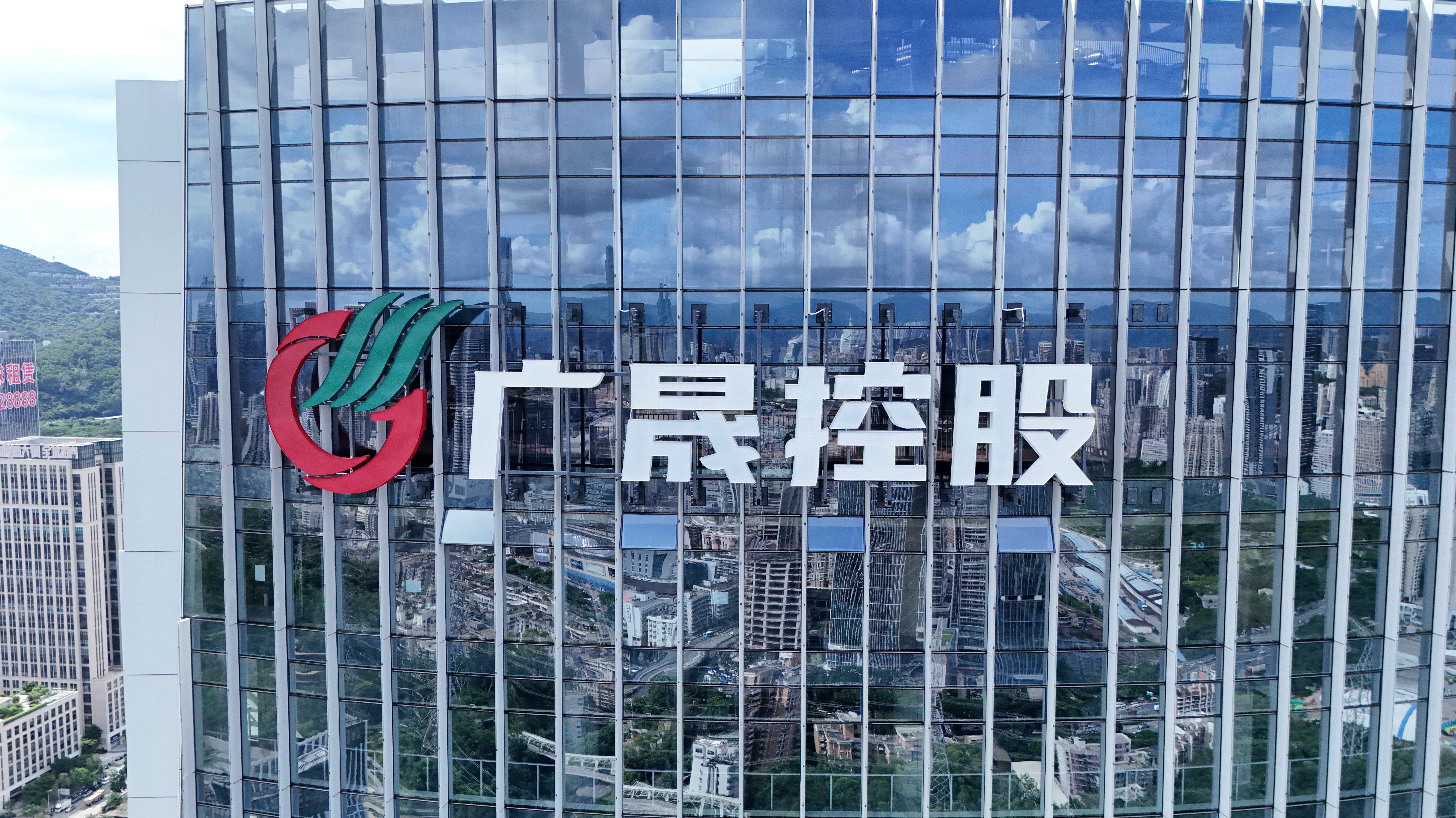 户外发光字接线电工胶布通病_紫外线脆化水汽虚接打火火灾隐患_亮彩广告