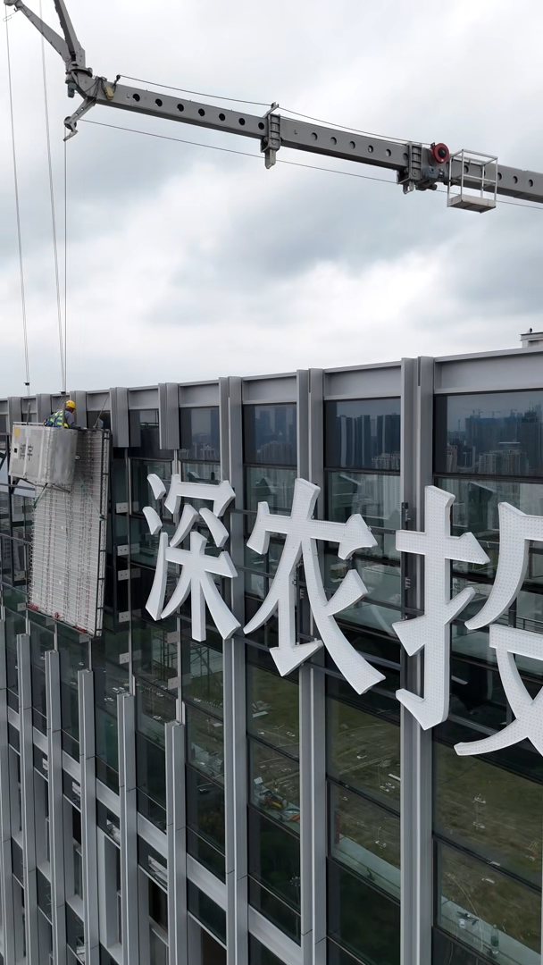 户外接线只用普通电工胶布，是很多项目的通病。紫外线加上冷热反复变化，胶布很快脆化开裂，水汽进去之后就会出现虚接、打火，埋下火灾隐患。