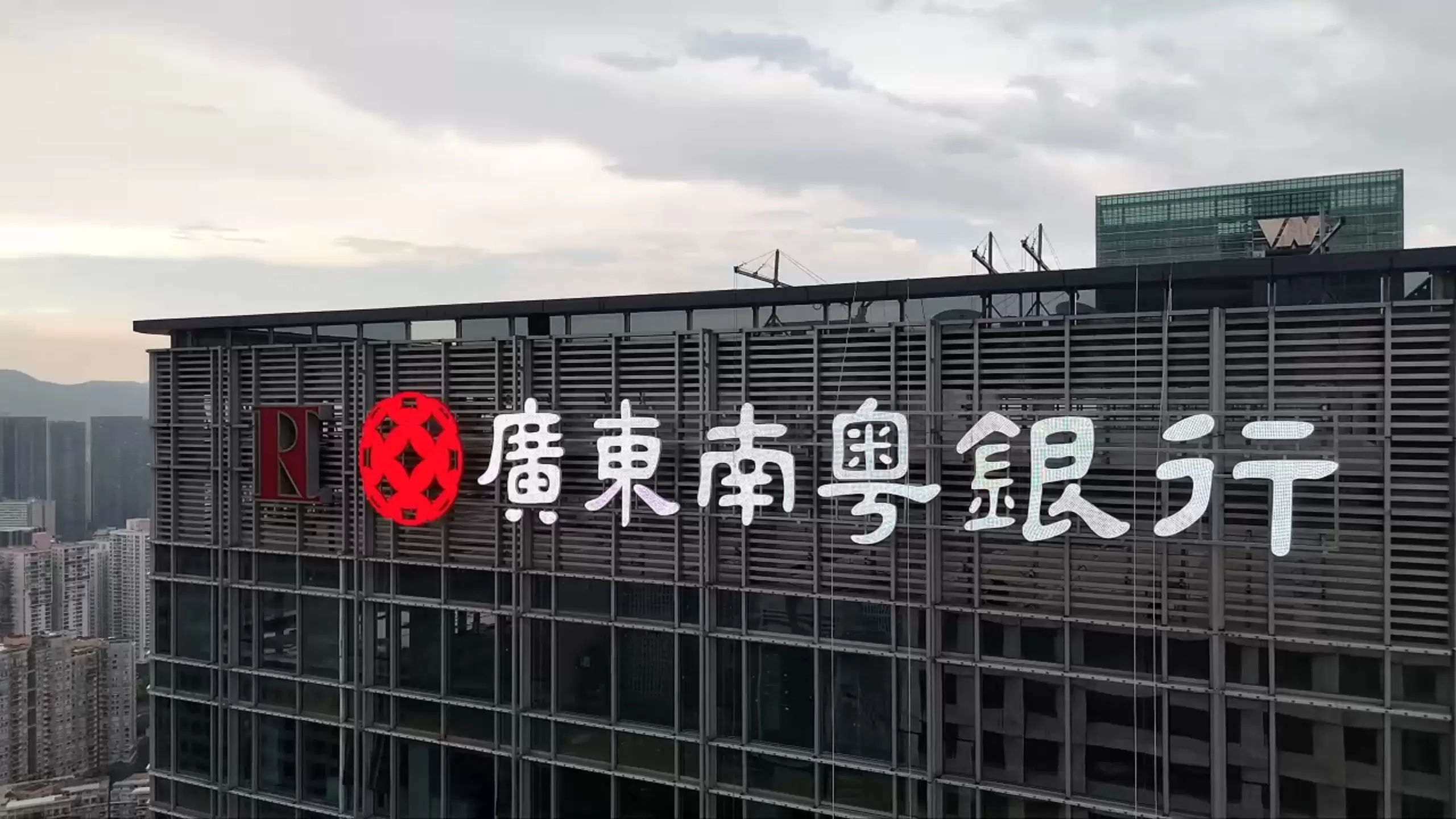 2026发光字做在玻璃幕墙上怎么装？不破坏玻璃