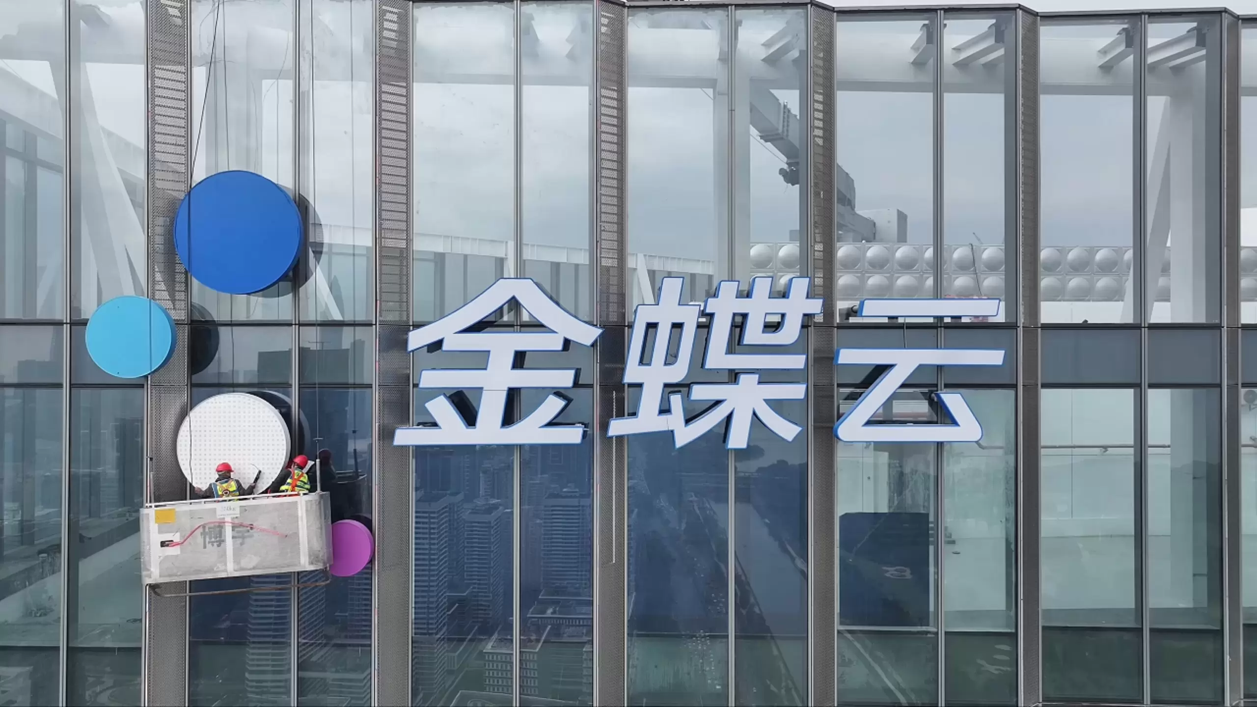 2026发光字装在二楼三楼要搭多高的架子