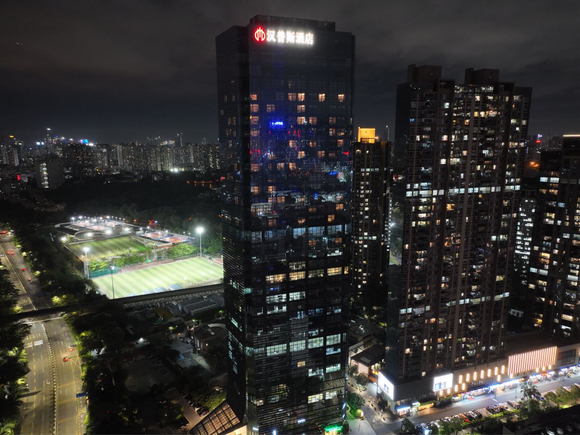 楼体标识发光字夜间实拍图片